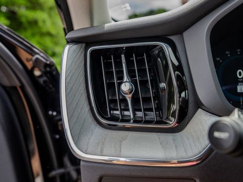 Used 2025 Volvo XC60 B5 Plus AWD/4WD image 8