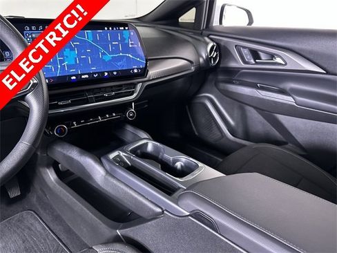 Used 2025 Chevrolet Equinox EV LT image 36