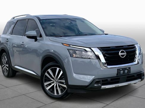 Used 2025 Nissan Pathfinder Platinum image 2