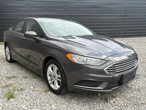 Used 2018 Ford Fusion SE w/ Fusion SE Technology Package FWD image 3