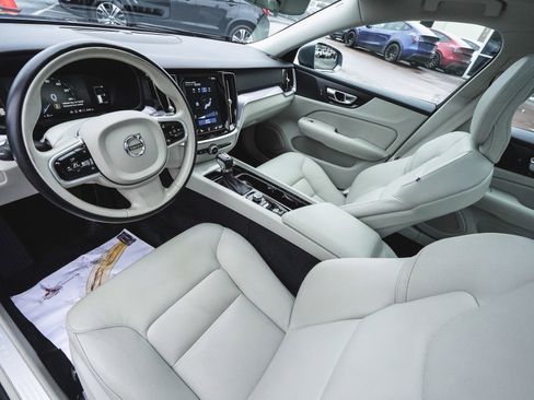 Used 2019 Volvo S60 T6 Momentum w/ Premium Package image 15