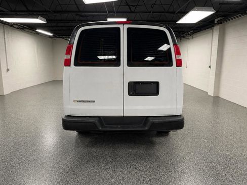 Used 2017 Chevrolet Express 2500 Extended RWD image 4