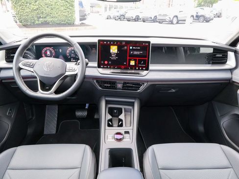 Used 2025 Volkswagen Tiguan SE w/ Panoramic Sunroof Package AWD/4WD image 18