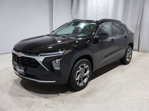 Used 2025 Chevrolet Trax LT w/ LT Convenience Package image 5