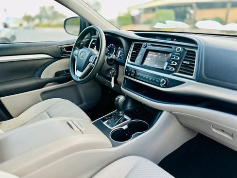Used 2018 Toyota Highlander LE w/ Carpet Mat Package (TMS) FWD image 17