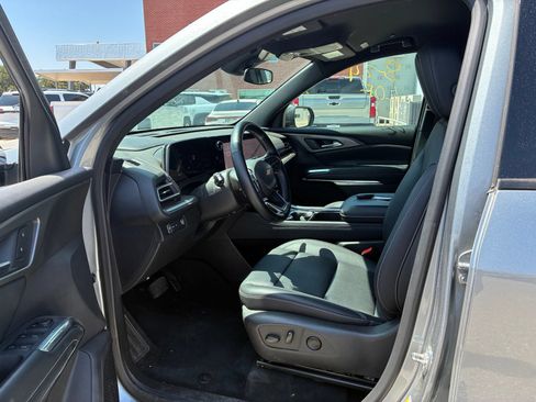 Used 2026 Chevrolet Traverse LT FWD image 2
