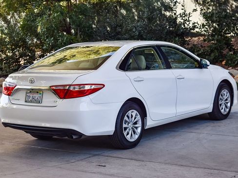 Used 2016 Toyota Camry LE image 6
