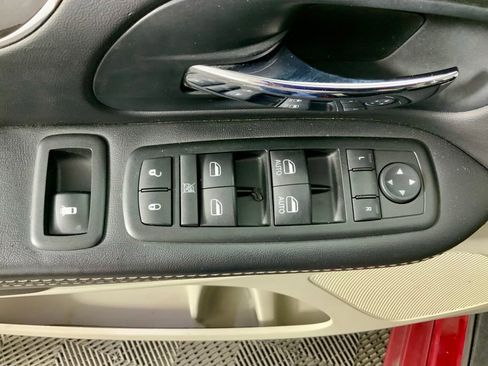 Used 2014 Chrysler Town & Country Touring FWD image 20