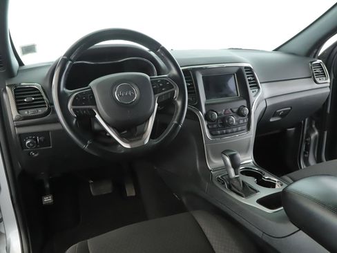 Used 2019 Jeep Grand Cherokee Laredo image 2