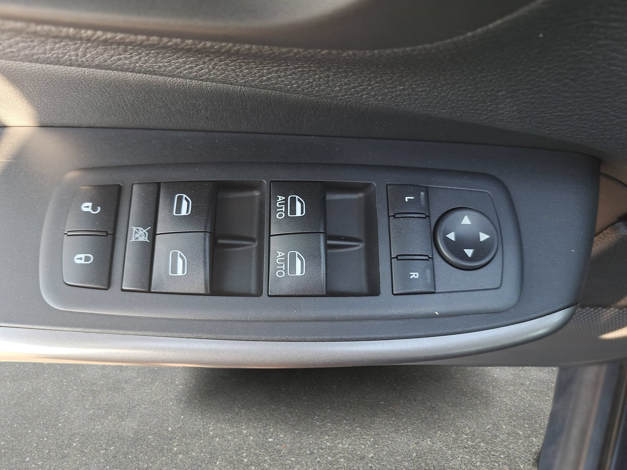 Used 2019 Jeep Cherokee Latitude Plus w/ Cold Weather Group AWD/4WD image 27