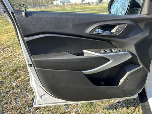 Used 2025 Chevrolet Trax RS w/ Driver Confidence Package image 6