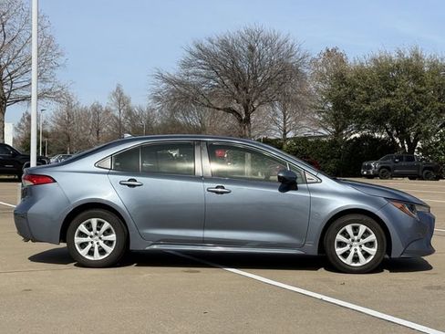 Certified 2022 Toyota Corolla LE image 3