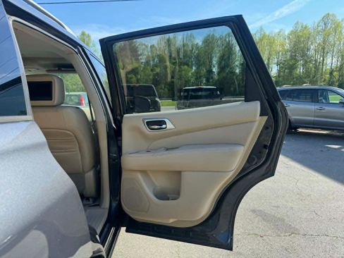 Used 2013 Nissan Pathfinder Platinum w/ Platinum Premium Pkg image 16