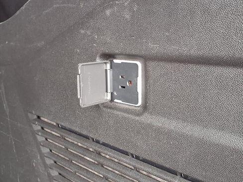 Used 2024 GMC Yukon XL SLE image 21