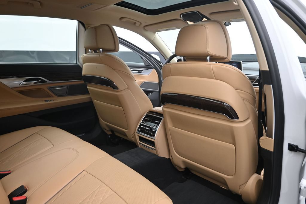Used 2019 BMW 750i w/ Executive Package RWD image 24