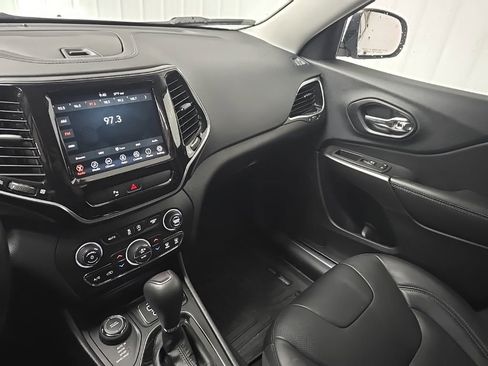 Used 2020 Jeep Cherokee Limited image 24