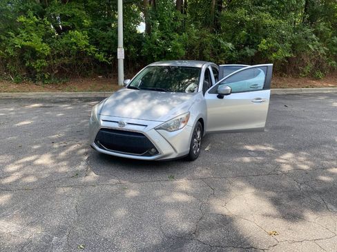 Used 2019 Toyota Yaris LE FWD image 45