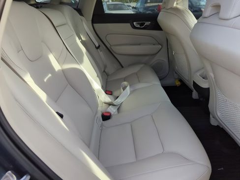 Used 2020 Volvo XC60 T5 Momentum w/ Protection Package Premier image 23