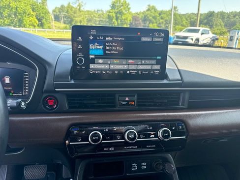 Used 2025 Honda Pilot Elite image 25