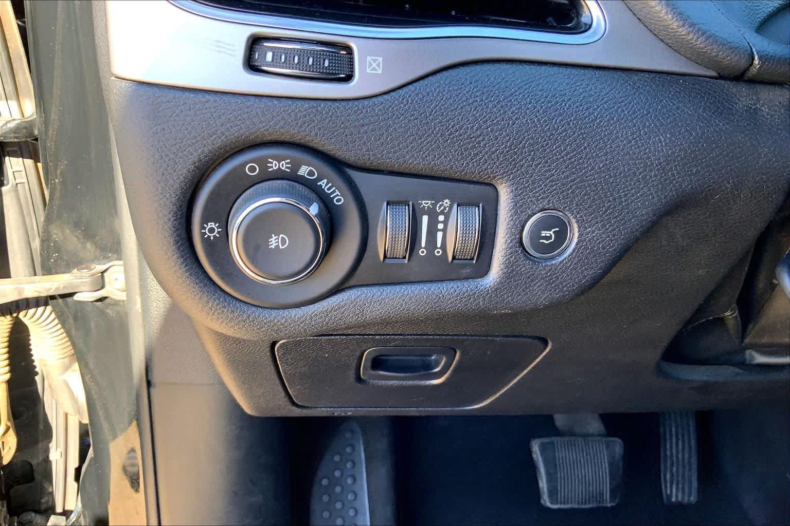 Used 2020 Jeep Cherokee High Altitude AWD/4WD image 32