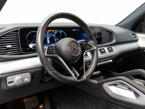 Used 2025 Mercedes-Benz GLS 450 4MATIC image 2