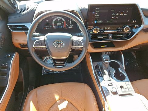 Certified 2024 Toyota Highlander Platinum AWD/4WD image 22