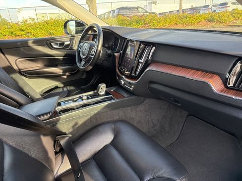 Used 2023 Volvo XC60 B5 Plus image 29