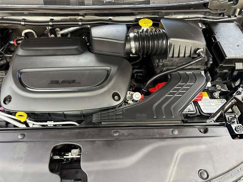 Used 2024 Chrysler Pacifica Touring-L image 11