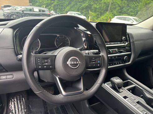Used 2025 Nissan Pathfinder SV FWD image 30