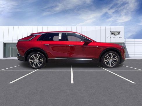Certified 2025 Cadillac Lyriq Luxury AWD/4WD image 9