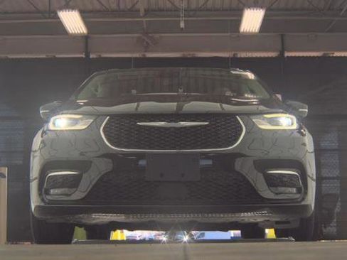 Used 2021 Chrysler Pacifica Touring-L image 2