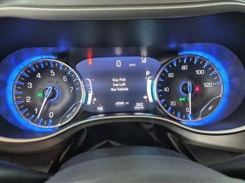 Used 2023 Chrysler Pacifica Touring-L FWD image 11