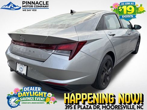 Used 2022 Hyundai Elantra SEL w/ Convenience Package image 3