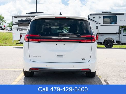 Used 2023 Chrysler Pacifica Touring-L FWD image 5