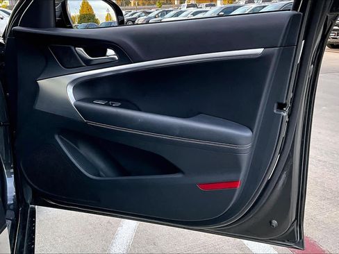 Used 2025 Genesis G70 2.5T image 21