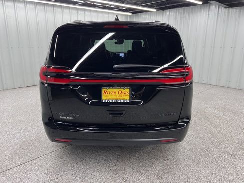 Used 2026 Chrysler Pacifica Limited w/ Uconnect Theater Family Group image 5
