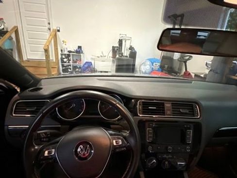 Used 2015 Volkswagen Jetta Sport FWD image 11