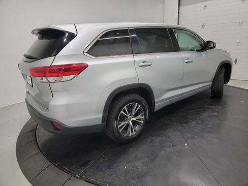 Used 2017 Toyota Highlander LE FWD image 9