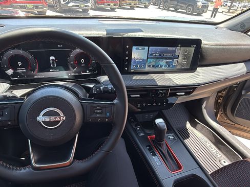 Used 2025 Nissan Kicks SR AWD/4WD image 9