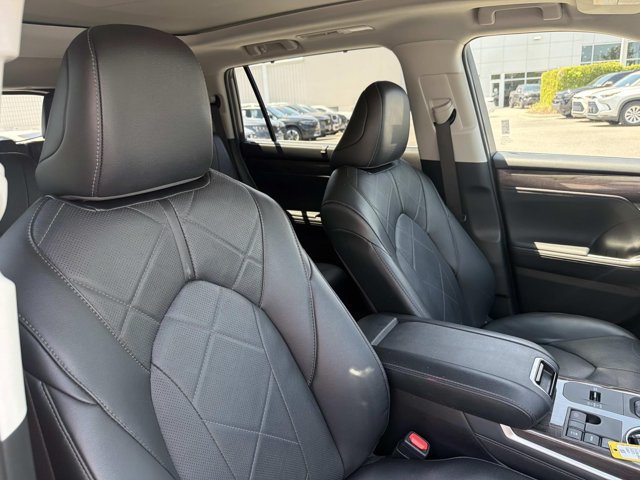 Used 2024 Toyota Highlander Platinum FWD image 17