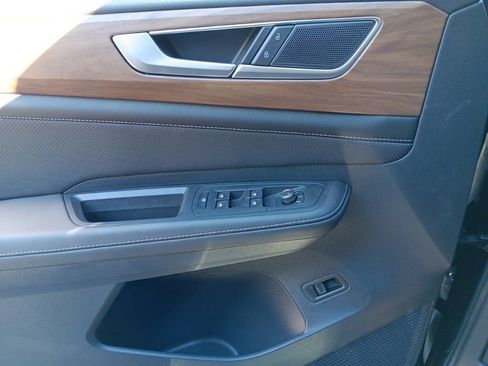 Used 2025 Volkswagen Atlas SE w/ Panoramic Sunroof Package image 13