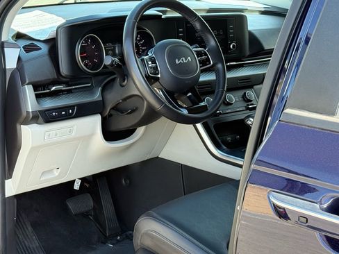 Used 2023 Kia Carnival LX image 7