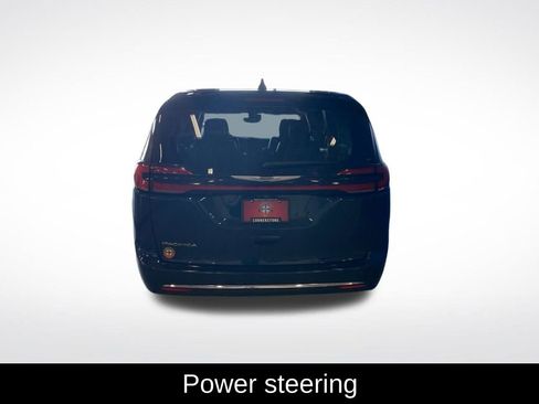 Used 2023 Chrysler Pacifica Touring-L FWD image 18