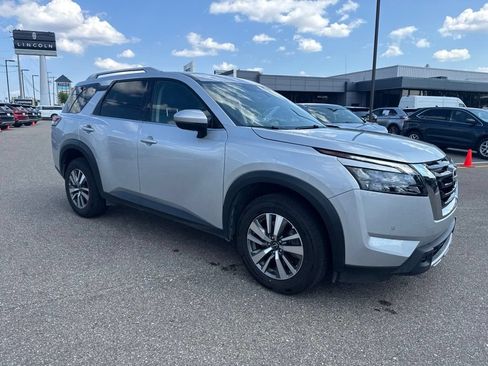 Used 2025 Nissan Pathfinder SL AWD/4WD image 7