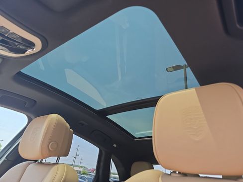 Certified 2025 Porsche Macan AWD/4WD image 15