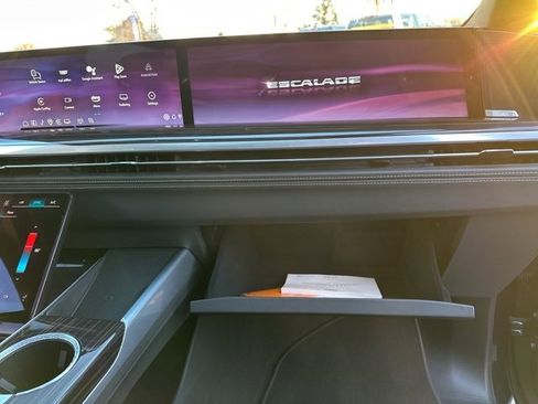 Used 2025 Cadillac Escalade Premium Luxury image 14