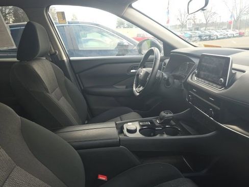 Used 2025 Nissan Rogue SV image 4