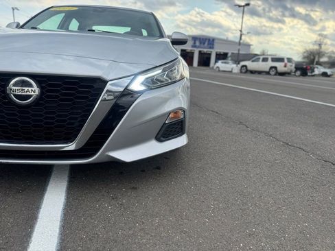 Used 2021 Nissan Altima 2.5 SV FWD image 12