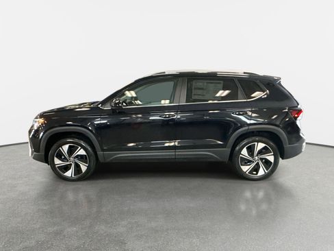 New 2026 Volkswagen Taos SE image 8