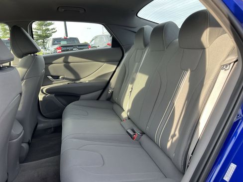 Used 2023 Hyundai Elantra SEL image 31